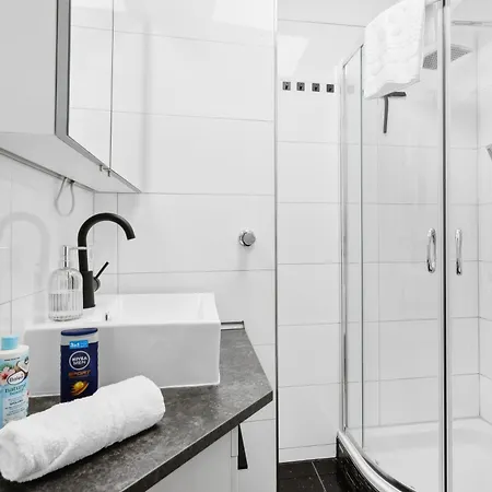 Flexi - Balkon , Seeblick, Pool & Speed Wlan Apartment